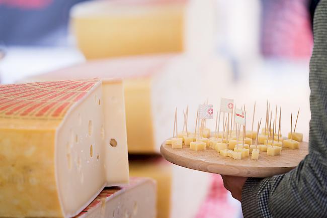 Die Käsesorten Emmentaler und Gruyère sind auch jenseits der Schweizer Grenze beliebt. 