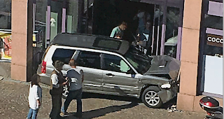 Gl&uuml;ck im Ungl&uuml;ck. Durch eine Kollision auf der Apollostrasse landete am vergangenen Samstag ein Personenwagen im &ouml;stlichen Eingangsbereich der Coop-Filiale in Brig-Glis.