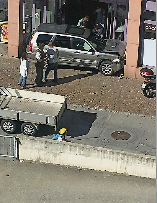 Glück im Unglück. Durch eine Kollision auf der Apollostrasse landete am vergangenen Samstag ein Personenwagen im östlichen Eingangsbereich der Coop-Filiale in Brig-Glis.