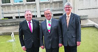 In guter Gesellschaft. Der neue SVBK-Pr&auml;sident Georges Schmid inmitten des Walliser Kantonalpr&auml;sidenten Adalbert Grand (links) und des abtretenden Pr&auml;sidenten Dr. Rudolf Gr&uuml;ninger. 