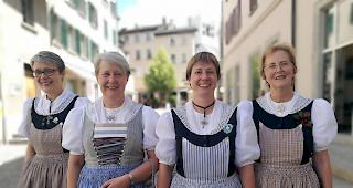 Diese Damen tragen die Zuger Ausgans- und Arbeitstracht
