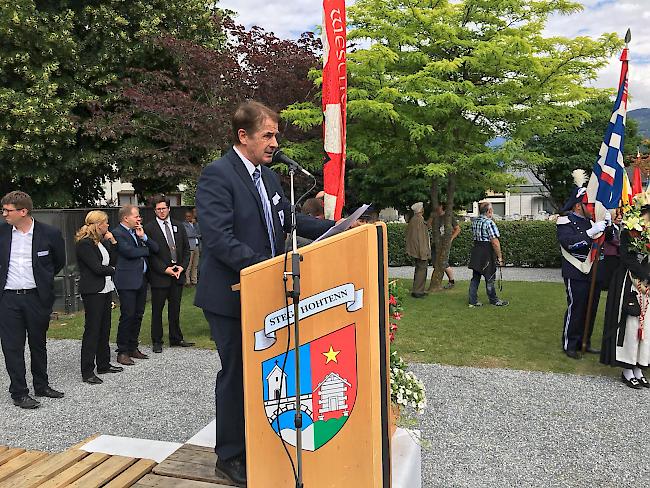 Technische Schwierigkeiten. Obwohl die Technik zeitweise nicht mitspielen wollte, konnte auch der Gemeindepräsident von Steg-Hohtenn, Philipp Schnyder, die Musikgesellschaften und das Publikum begrüssen.