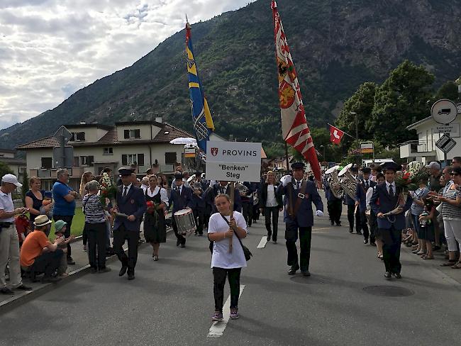 Eröffnung. Die Gastgeberin MG Benken aus Steg eröffnete den Festumzug.