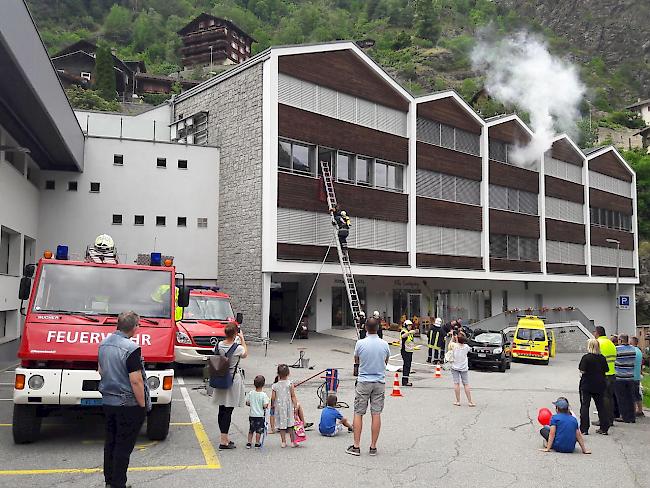 Einsatzdemonstration der Feuerwehr Stalden und der Sanität Oberwallis. 