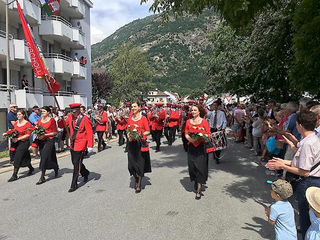 <b>Festumzug.</b> Ab 11 Uhr marschierten die Musikgesellschaften in Richtung Festgelände. Hier die MG «Echo der Bergler» aus Eischoll.