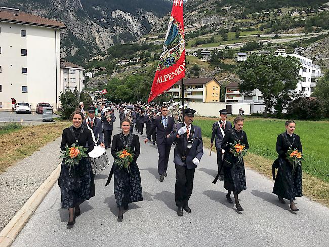 <b>Festumzug.</b> Die MG «Alpenrose» aus Kippel.