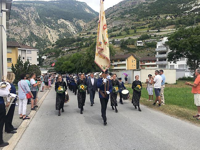 <b>Festumzug.</b> Die Musikgesellschaft «Fafleralp» aus Blatten.