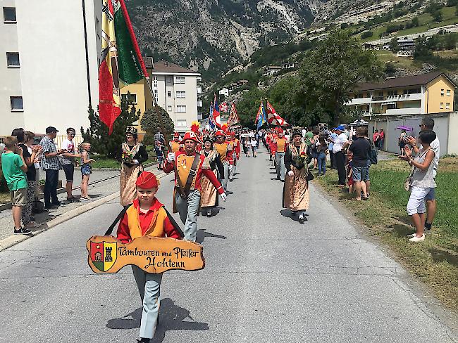 <b>Festumzug.</b> Zum Abschluss und als letzte Gruppe vor den Ehrengästen marschierten die Tambouren und Pfeifer Hohtenn.