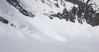 Eine Lawine hat oberhalb von Saas-Fee eine Person mitgerissen. Trotz rascher Rettung verstarb der 23-J&auml;hrige.