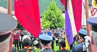 Generationen&uuml;bergreifend. Musiker aller anwesenden Musikgesellschaften spielten auf dem Kirchplatz in Steg gemeinsam die M&auml;rsche &laquo;Marignan&raquo; und &laquo;100 Jahre OMV&raquo;. 