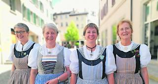 Zuger. Die vier Damen tragen die Zuger Ausgangs- und Arbeitstracht. 