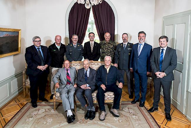 Hinten von links nach rechts: Oberstleutnant i Gst Grégoire Jirillo, Chef des Kantonalen Sportamts, Brigadier Marius Robyr, Leutnant i Gst Daniel Jolliet, Staatsrat Frédéric Favre, Leutnant Max Contesse, Leutnant i Gst Ivo Burgener, Leutnant Nicolas Moren, Chef der Dienststelle für zivile Sicherheit und Militär, und Leutnant Georges Seewer, Chef der Dienststelle für den Straf- und Massnahmenvollzug. Sitzend von links nach rechts: Oberstleutnant René Martin, Korpskommandant Adrien Tschumy und Hauptmann Camille Bournissen.