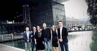 Das Team von &laquo;Bauatelier12&raquo; vor dem Luzerner KKL