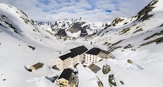 Die Passstrasse auf den Grossen St. Bernhard musste am Dienstagnachmittag geschlossen werden.