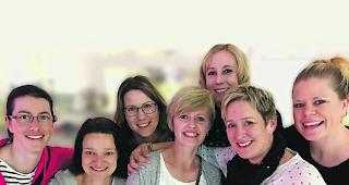 Nationalliga C 30+. Adrienne Zenklusen, Kathrin Sch&ouml;ller, Ariana Imboden-Bellwald, Nicole Pfammatter-Hengartner, Tina Zimmermann-Clemenz, Daniela Karlen-Studer und Caroline Leiggener (von links) vom TC Visp schafften den direkten Wiederaufstieg in die NLB.  