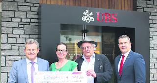 Kulturf&ouml;rderung. Iwan Willisch, Regionaldirektor UBS Wallis, Anna Kulp, Co-Leiterin Literaturfestival Leukerbad, Hans Ruprecht, Co-Leiter Literaturfestival Leukerbad, und Hans-Ueli Lendi, Leiter Gesch&auml;ftsstelle UBS Leukerbad. 