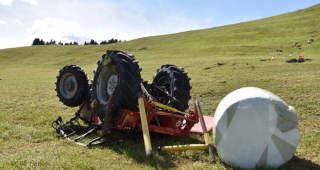 Ein 25-j&auml;hriger Landwirt ist am Samstag im b&uuml;ndnerischen Urmein mit einem Traktor verunfallt. 