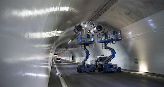 Messungen. Bereits wenige Monate nach Er&ouml;ffnung der beiden Tunnelr&ouml;hren sind Hebungen und Senkungen der R&ouml;hren festgestellt worden. 