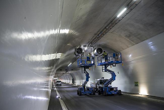 Messungen. Bereits wenige Monate nach Eröffnung der beiden Tunnelröhren sind Hebungen und Senkungen der Röhren festgestellt worden. 