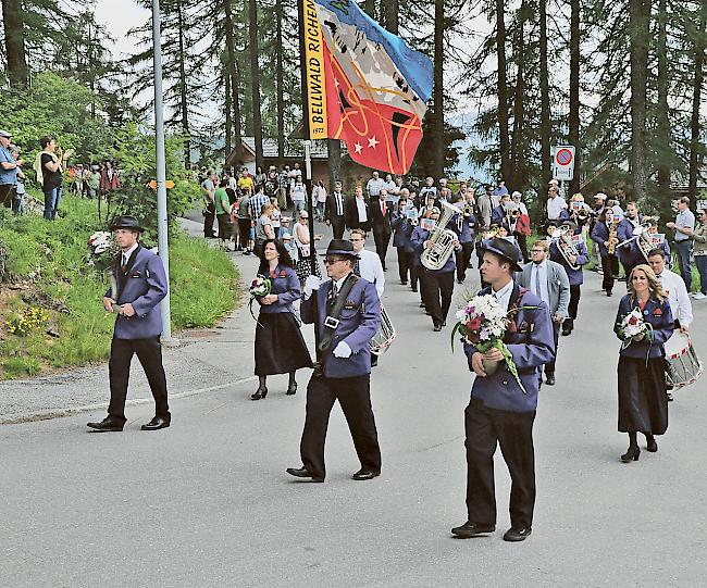 Gastgeber. Die Musikgesellschaft Bellwald beim Einmarsch empfing die Gommer und Östlich Rarner Musikgesellschaften bereits zum siebten Mal. Fotos WB 