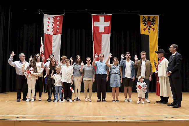 Eidesleistungszeremonie am Montag in der Simplonhalle in Brig: für die neuen Walliser Bürgerinnen und Bürger das Ziel eines langen Weges.