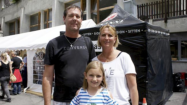 Pascal Mazotti (47), Fabienne Bregy (8) und Marie-Claire Bregy (47) aus Steg.