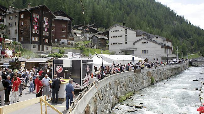 Pascal Mazotti (47), Fabienne Bregy (8) und Marie-Claire Bregy (47) aus Steg.