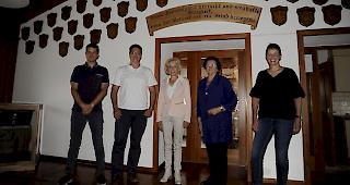 Neuwahlen (v.l.): Marco Eyer, neuer Vogt; Christian Steiner, neuer Wasmerrat; Helene Hagen-K&auml;mpfen, abtretende V&ouml;gtin; Paula Vicentini-Perrig, Revisorin; Marianne Truffer-B&auml;renfaller, abtretende Revisorin.