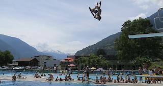 Am vergangenen Samstag versammelten sich Freestyler von nah und fern im Schwimmbad Bammatte, um die Badeg&auml;ste mit variantenreichen Sprungeinlagen zu begeistern. 