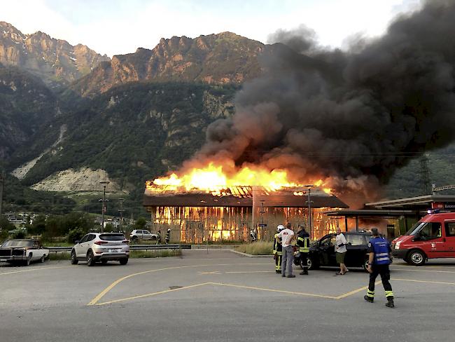 Das Feuer brach am Mittwochabend in einem Hangar in Evionnaz aus. 