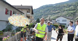 High-Tech.&nbsp;Spezialisten der EVWR AG beim &laquo;Einblasen&raquo; der Glasfaserkabel in Baltschieder.