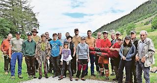 Gemeinschaftswerk. Die Diana Leuk streifte mit Helfern durch die Natur und pflegte die Flure. Foto ZVG