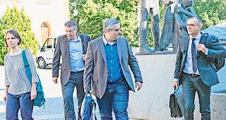 Lonza-Delegation. Estelle Burri, verantwortlich f&uuml;r die Abteilung Umweltschutz, Michael Stanek, Leiter Rechtsdienst, J&ouml;rg Sol&egrave;r, Werksleiter Visp, und Verteidiger Peter Pfammatter (von links). Foto WB/Andrea Soltermann&nbsp;