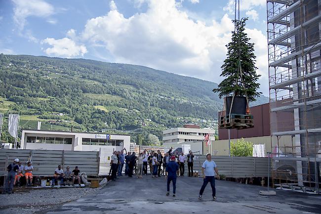 Abschluss der Rohbauarbeiten für die Gebäude der Hochschule für Ingenieurwissenschaften der HES-SO Valais-Wallis. 