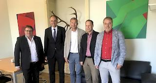 Einigung erzielt. Von links: Jean-Philippe Lonfat, Chef der Dienststelle f&uuml;r Unterrichtswesen, Staatsrat Christophe Darbellay, Gerhard Kiechler, Gemeindepr&auml;sident Goms, Christian Imsand, Gemeindepr&auml;sident Obergoms und Marcel Blumenthal, stellvertretender Dienstchef der Dienststelle f&uuml;r Unterrichtswesen. 