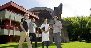 Von links: Dr. Jacques Richon, Expeditionsarzt, Alain Hubert, Gr&uuml;nder und Direktor International Polar Foundation, Prof. Redouane Bouali, &Auml;rtzlicher Direktor CHVR, und Dr. Matthieu de Riedmatten, Pr&auml;sident der GRIMM. Foto zvg