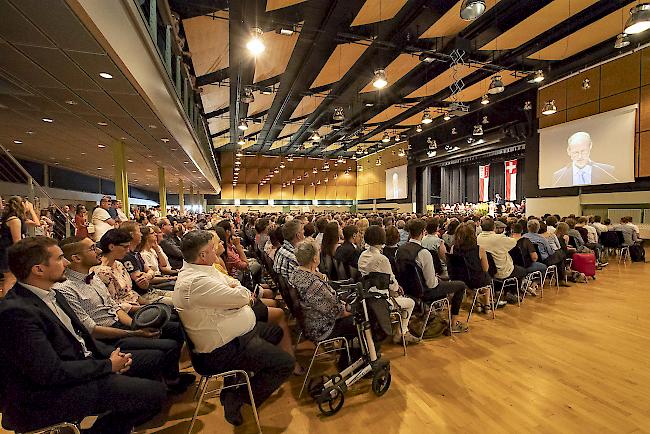 <b>Stolz.</b> Die Simplonhalle in Brig war bis auf den letzten Platz mit Maturanden und deren stolzer Verwandschaft gefüllt.