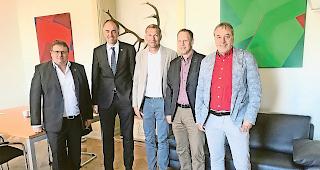 Einigung erzielt. Von links: Jean-Philippe Lonfat, Chef der Dienststelle f&uuml;r Unterrichtswesen, Staatsrat Christophe Darbellay, Gerhard Kiechler, Gemeindepr&auml;sident Goms, Christian Imsand, Gemeindepr&auml;sident Obergoms, und Marcel Blumenthal, stellvertretender Dienstchef der Dienststelle f&uuml;r Unterrichtswesen.Foto zvg