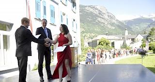 Lange Schlange.&nbsp;Eine Absolventin hat von Staatsrat Darbellay ihr Diplom erhalten und wird von Direktor Olivier Mermod begl&uuml;ckw&uuml;nscht.