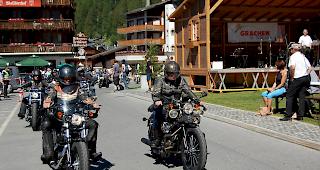 Mehr als 50 Harley-Fahrer sind anl&auml;sslich des Sommerauftakts 2018 von den Besuchern auf dem Gr&auml;chner Dorfplatz empfangen worden. 