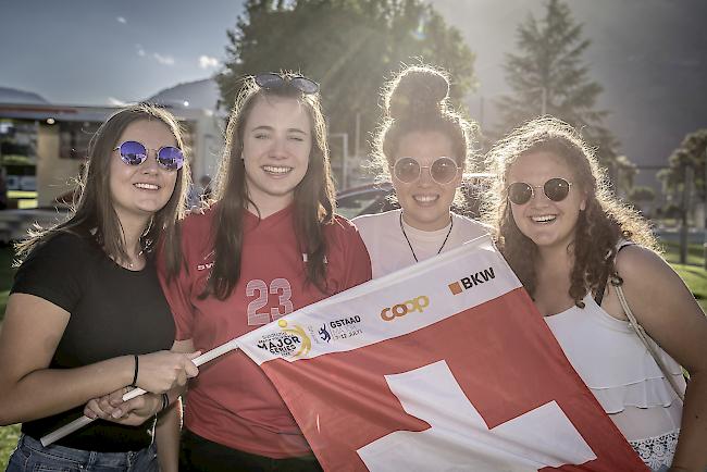 Angela Erpen (16) und Corinne Kummer (17), Termen, Alena Ebener (16), Naters, Melanie Schmid (16), Glis.