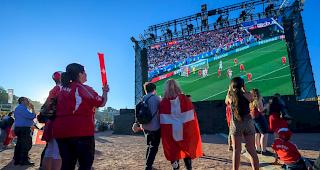 Zuschauer an einem Public Viewing in Genf