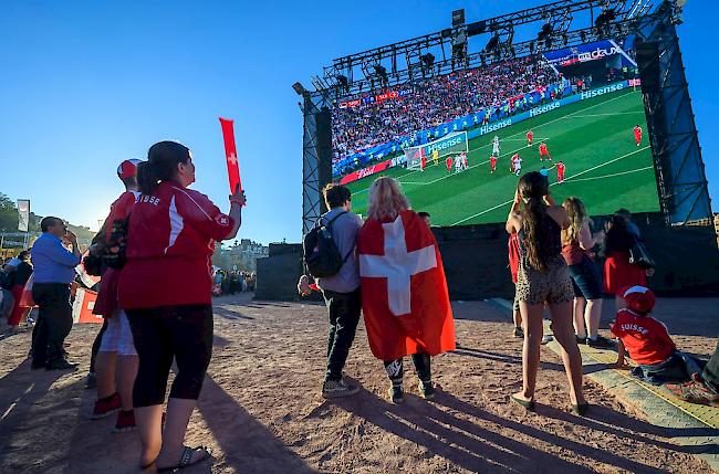 Zuschauer an einem Public Viewing in Genf