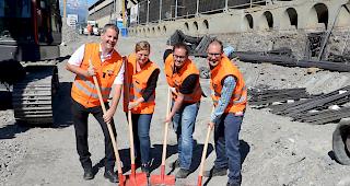 Spatenstich. Von links: Emil Pfammatter, Leiter Zugbereitstellung Region Bern-Wallis, Sabine Gutzwiller, Bauherrenvertreterin bei SBB Immobilien, Christof Weltert, Produktionsleiter Instandhaltung Brig und Projektleiter Stefan Imboden.