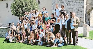 Projektwoche. Die angehenden P&auml;dagogikstudierenden in Begleitung von Patrice Clivaz, PH-VS Direktor, Peter Summermatter, &shy;Direktionsadjunkt, und den slowenischen Professoren Daniel Eyer, Mascha Kosem und Maniza Mivsek (von links).Foto ZVG