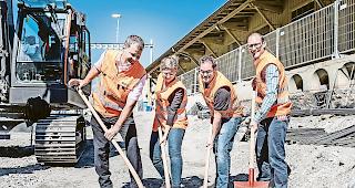 Spatenstich. Von links: Emil Pfammatter, Leiter Zugbereitstellung Region Bern-Wallis, Sabine  Gutzwiller, Bauherrenvertreterin bei SBB Immobilien, Christof Weltert, Produktionsleiter Instand- haltung Brig, und Projektleiter Stefan Imboden.