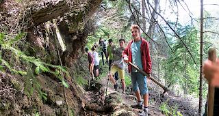 Wasserwerkstatt. Zahlreiche Sch&uuml;ler der Orientierungsschulen Naters, Aletsch und Untergoms setzten sich Ende Juni im Rahmen des Bildungsprojekts &laquo;AlpenLernen UNESCO-Welterbe Jungfrau-Aletsch&raquo; f&uuml;r den Erhalt der Suonen im Welterbe ein.