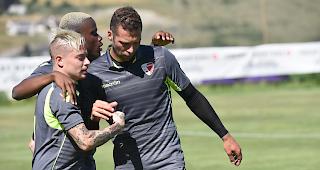 Adryan und Kasami freuen sich, beide trafen gegen Chiasso.