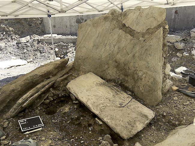 Der Dolmen von Don Bosco bei seiner Freilegung. Nur eine der imposanten Steinplatten der Grabkammer befindet sich noch in ihrer ursprünglichen, aufrechten Position, die anderen wurden von Überschwemmungen der Sionne umgerissen. 