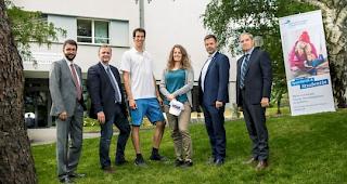 Die Olympiasieger Ramon Zenh&auml;usern und Patrizia Kummer begleitet von Mitgliedern der Direktion der FernUni Schweiz.